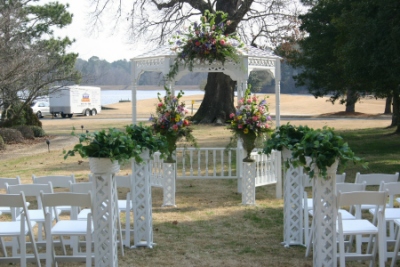 Mt Vernon wood gazebo/w white wood padded chairs and 16